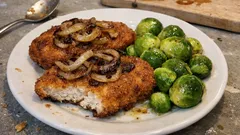 Zwiebelschnitzelchen mit Butter-Rosenkohl – knusprig, saftig und ganz einfach