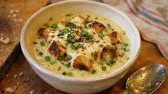 Kloster-Käsesuppe wie aus dem Landgasthof – cremig, würzig und mit Brotwürfeln