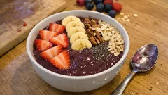 Açaí Bowl mit Beeren: cremig, eiskalt und in wenigen Minuten gemacht