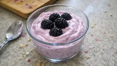 Brombeercreme im Glas: cremig, fruchtig und in 15 Minuten vorbereitet