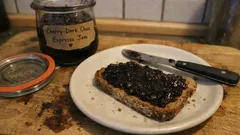 Kirsch-Schoko-Konfitüre mit Espresso: schnell gekocht, mit feiner Zartbitter-Note