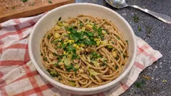Zucchini-Pasta mit Anchovis: in 20 Minuten mediterran und herrlich würzig