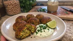 Ofen-Falafel ohne Frittieren: außen knusprig, innen saftig – mit Limetten-Joghurt