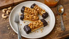 Cashew-Nussstangen vom Blech: mit Orangen-Gelee und dunkler Schokolade