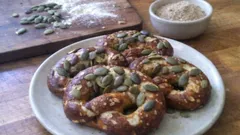 Waldburger Jägerbrezn: herzhafte Laugenbrezeln mit Pilz-Bouillon und Kürbiskernen