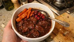 Hirschgulasch langsam geschmort – mit Rotwein, Cranberrys und Ofenmöhren