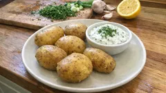 Pellkartoffeln mit Kräuterquark – so wird der Dip in 5 Minuten richtig würzig