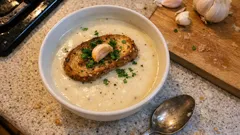 Cremige Knoblauchsuppe mit Parmesan und Eigelb – samtig, würzig, gelingt sicher