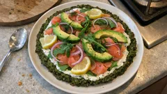 Grünkohlpizza mit Räucherlachs – knuspriger Gemüseboden mit Meerrettichcreme