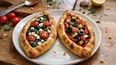 Vegetarische Pide aus dem Ofen: zweimal belegt mit Spinat-Feta und Ajvar-Paprika