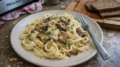 Cremige Tagliatelle mit Steinpilzen – in der Pfanne schnell zur feinen Pilzrahmsauce