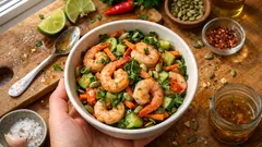 Garnelen-Möhren-Gurken-Salat mit Limetten-Chili-Dressing – frisch und in 20 Minuten