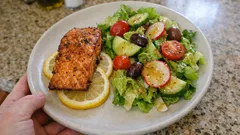 Airfryer-Lachs mit buntem Salat – schnell, saftig und mit Honig-Senf-Dressing