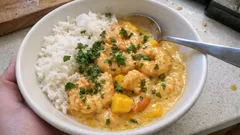 Rotgarnelen im Mango-Kokos-Curry – cremig, fruchtig-würzig und in kurzer Zeit fertig