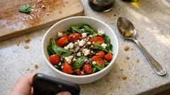 Tomaten-Spinat-Salat mit Ziegenkäse – schnell gemacht mit Balsamico-Dressing