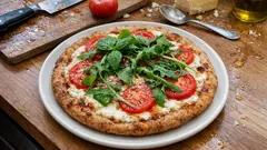 Dinkel-Tomaten-Pizza mit drei Käsen – mit Teig über Nacht besonders knusprig