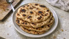Veganes Naan aus der Pfanne: außen knusprig, innen weich – mit kurzer Gehzeit