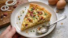 Saftiger Zwiebelkuchen vom Blech – mit langsam gedünsteten Zwiebeln und Schmand-Guss