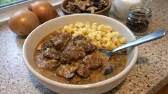 Wildgulasch nach Jägerart – zart geschmort mit Pilzen und Sahnesauce