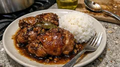 Hähnchen Adobo einfach geschmort – kräftige Soja-Essig-Sauce wie beim Lieblingsasiaten