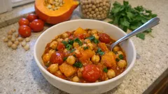 Kürbis-Tomaten-Pfanne mit Kichererbsen: vegan, cremig und in 20 Minuten fertig