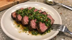Rindersteak vom Grill mit Chimichurri – saftig in 6 Minuten