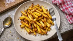 Pastinaken-Pommes aus dem Ofen: knusprig mit Kurkuma und Hefeflocken