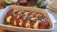 Gebackene Tomaten mit Schafskäse – in 15 Minuten ein mediterranes Ofengericht