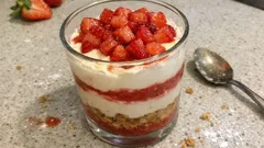 Erdbeer-Tiramisu im Glas: cremiges No-Bake-Dessert, das sich perfekt vorbereiten lässt