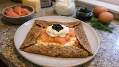 Bretonische Galettes mit Räucherlachs – so gelingen sie knusprig und zart zugleich