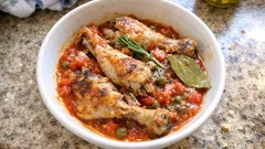 Italienisch geschmorte Hähnchenschlegel aus dem Ofen – mit Tomaten, Weißwein und Kapern