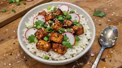 Reisbowl mit mariniertem Räuchertofu und Sesam – würzig, vegan und meal-prep-tauglich