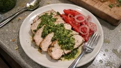 Saftiger Putenbraten aus dem Ofen – mit schnellem Basilikum-Pesto und Paprika