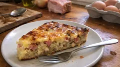Saftiger Zwiebelkuchen mit Käse und Schinkenwürfeln – schnell zusammengerührt und im Ofen gebacken