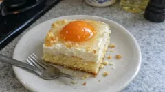 Spiegeleikuchen vom Blech: saftiger Rührteig, Vanillecreme und Aprikosen wie Spiegeleier