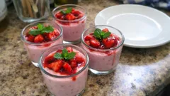 Erdbeerjoghurt im Glas: cremig püriert, mit marinierten Erdbeeren und Minze