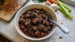 Keilerragout wie bei Oma – zart geschmort in Rotwein mit Preiselbeeren