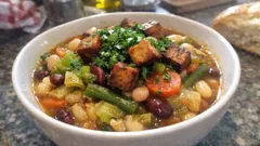 Omas Bohnengemüse neu gekocht: deftig mit Räuchertofu, Lauch und Möhren