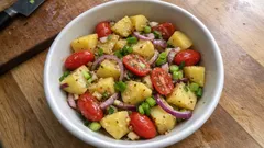 Bunter Kartoffelsalat ohne Mayo – mit Tomaten, Zwiebeln und Senf-Dressing