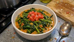 Würziger Wasserspinat in Kokossauce – schnell blanchiert, herrlich knackig