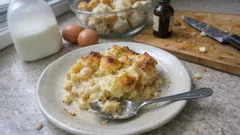 Brotpudding aus alten Milchbrötchen – cremig aus dem Ofen (mit Wasserbad-Trick)