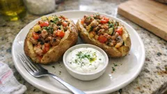 Mediterrane gefüllte Kartoffeln aus dem Ofen – mit Hackfleisch und Tomatensauce