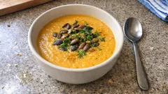 Cremige Kürbis-Kartoffel-Suppe mit Curry – so wird sie richtig samtig