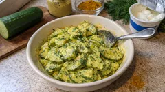 Gurkensalat mit Curry-Senf-Dressing: cremig, würzig und in 10 Minuten fertig