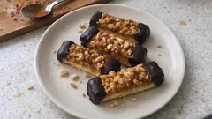 Nussstangen wie aus der Weihnachtsbäckerei – mit Orangen-Gelee und Schoko-Ende