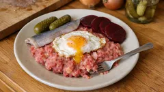 Smarter Labskaus mit Corned Beef – cremig mit Matjes und Spiegelei