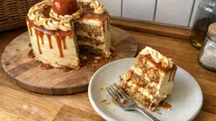 Herbstliche Apfel-Karamell-Torte: saftige Böden mit luftiger Karamellcreme