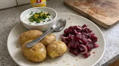 Pellkartoffeln mit Rote-Bete-Salat und Joghurt-Löwenzahn-Dip – einfach & vegetarisch
