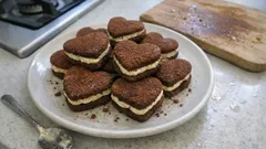 Tiramisú-Kekse in Herzform: zarter Kaffeeteig mit Mascarpone-Butter-Creme