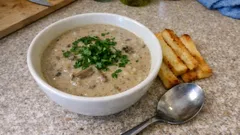 Cremige Champignon-Steinpilz-Suppe – mit Parmesan und knusprigen Toaststiften